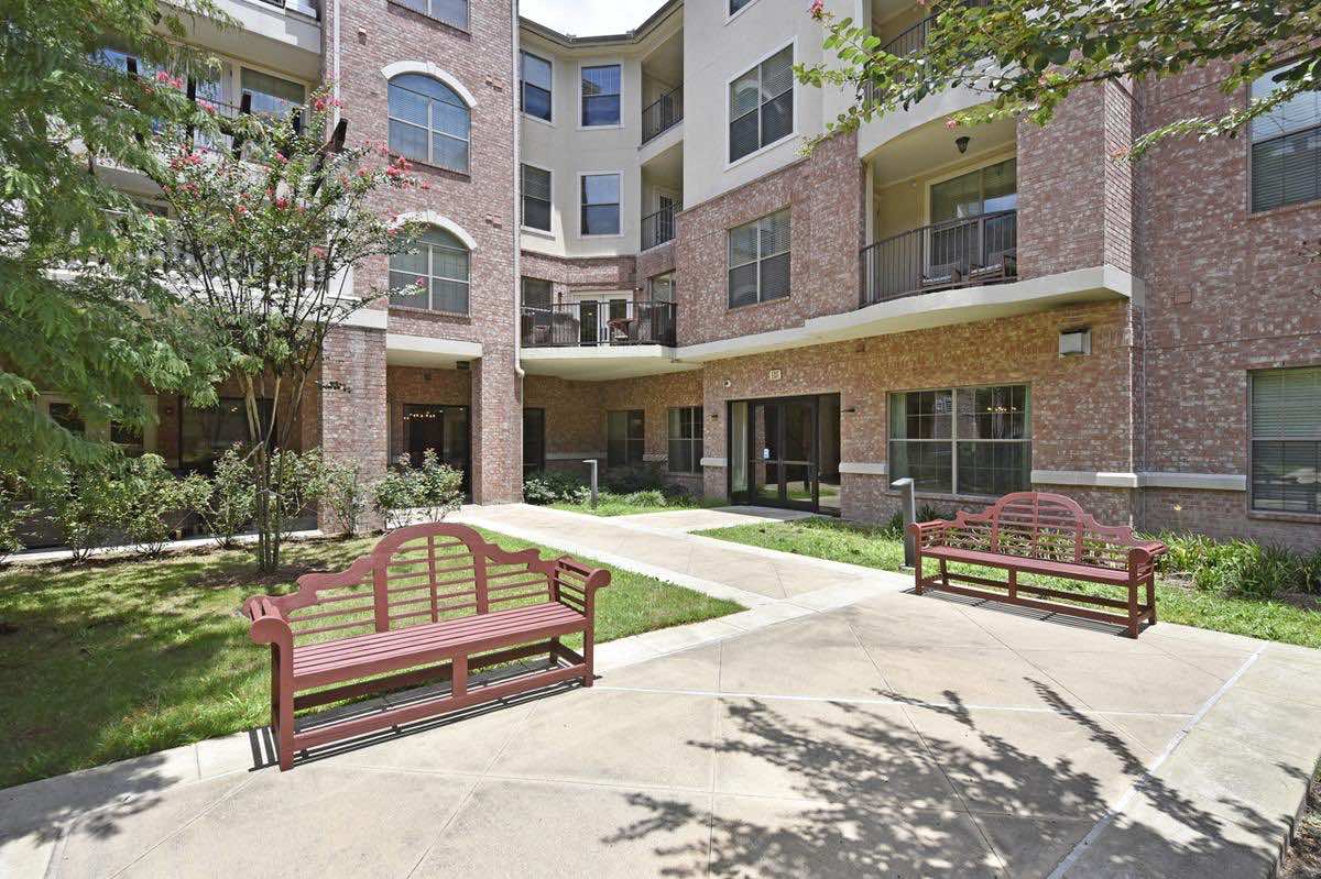 Independent Living at The Abbey at Westminster Plaza Photo IL-11-Courtyard3.jpg